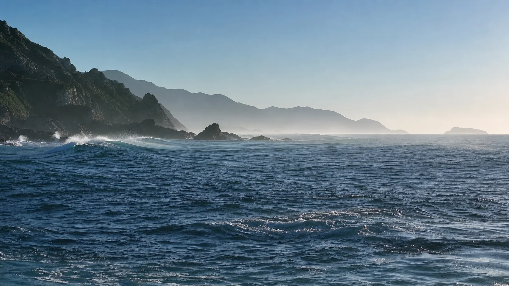 蓝色海岸与层叠山峦